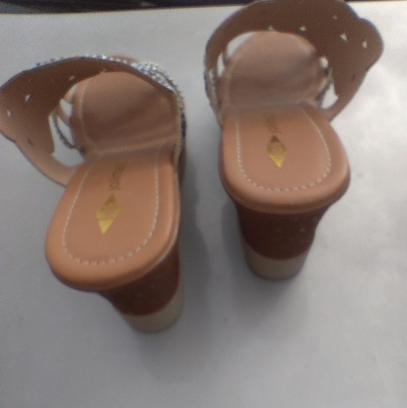 Womens Brand New Jolimall Jeweled Silver Wedge Slip on Sandals Size 9 Rhinestone - Picture 2 of 3